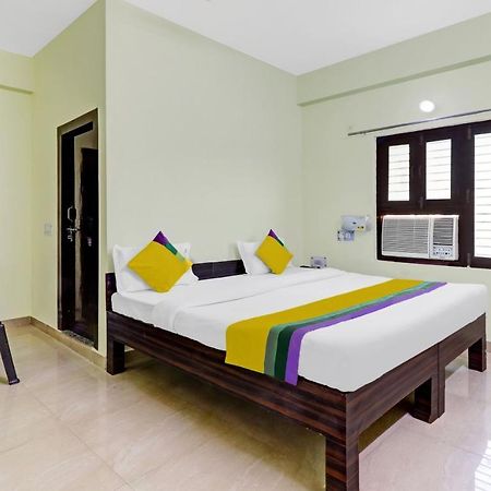Hotel Pragati Palace Mathura Esterno foto