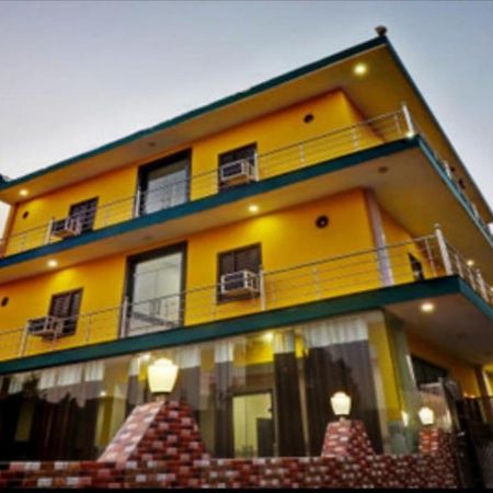 Hotel Pragati Palace Mathura Esterno foto