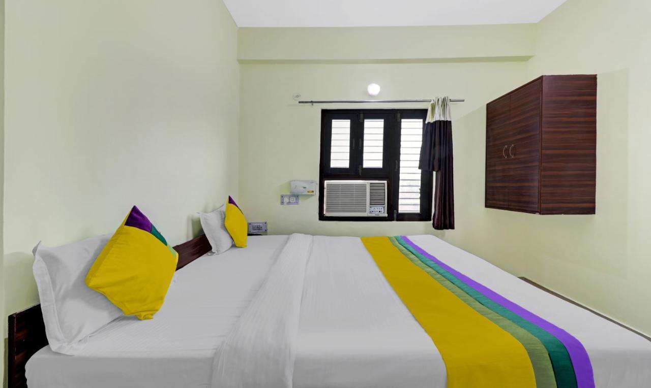 Hotel Pragati Palace Mathura Esterno foto