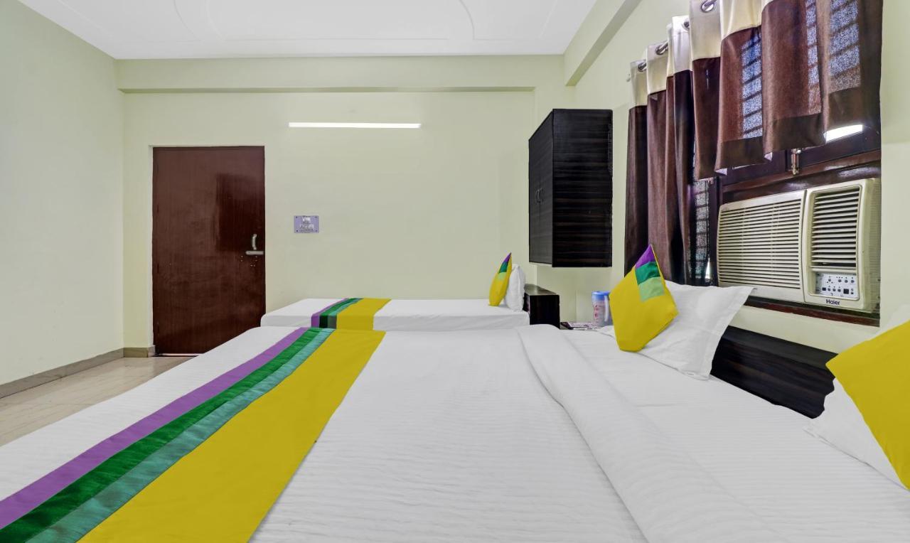 Hotel Pragati Palace Mathura Esterno foto