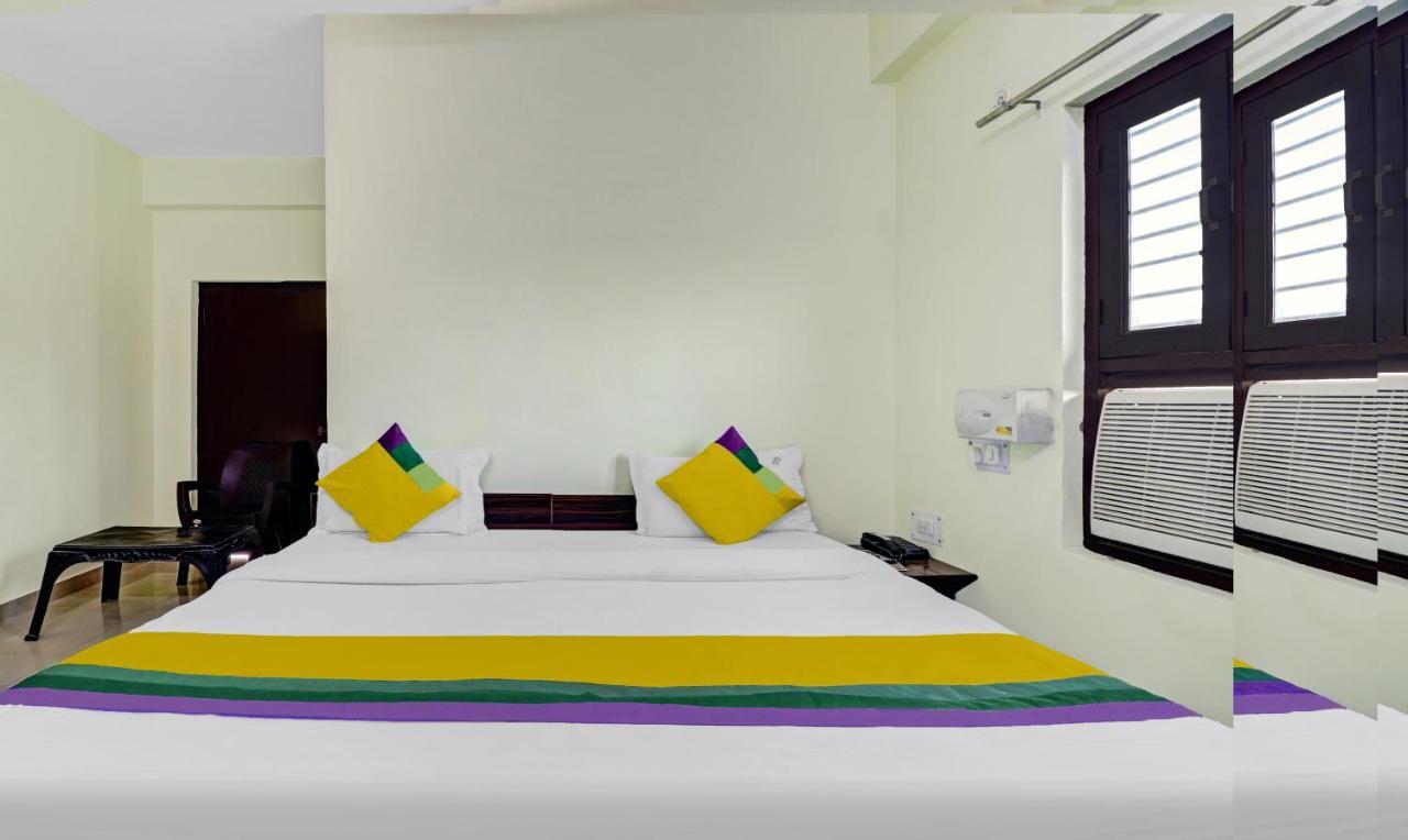 Hotel Pragati Palace Mathura Esterno foto