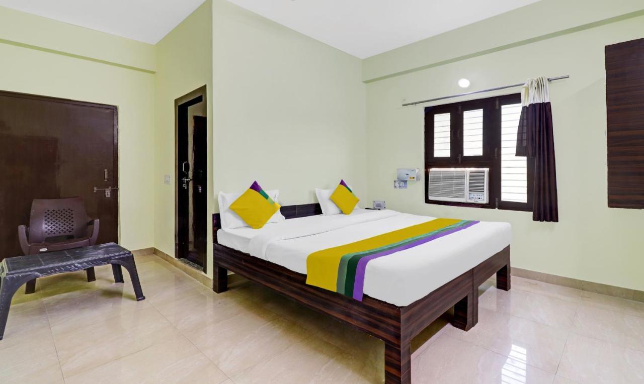 Hotel Pragati Palace Mathura Esterno foto