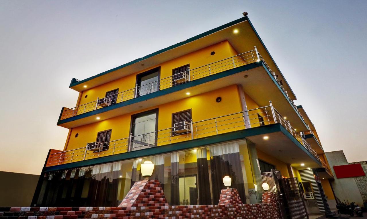 Hotel Pragati Palace Mathura Esterno foto