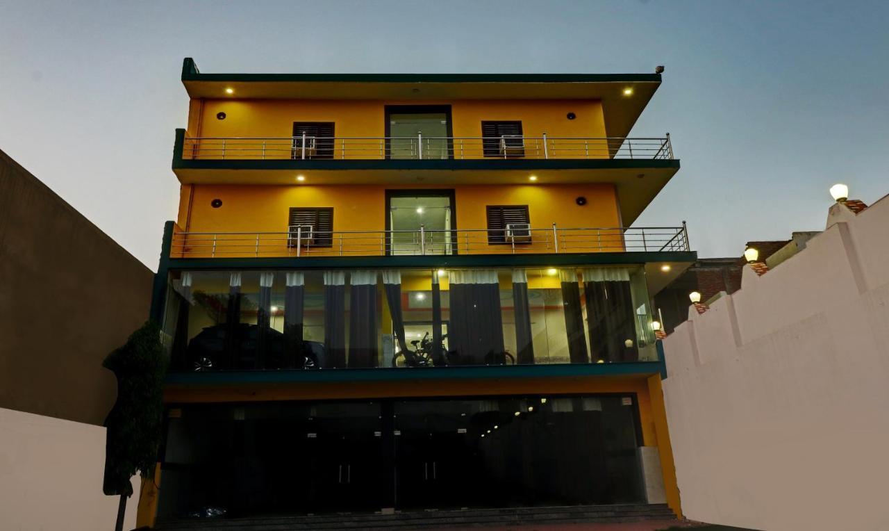 Hotel Pragati Palace Mathura Esterno foto