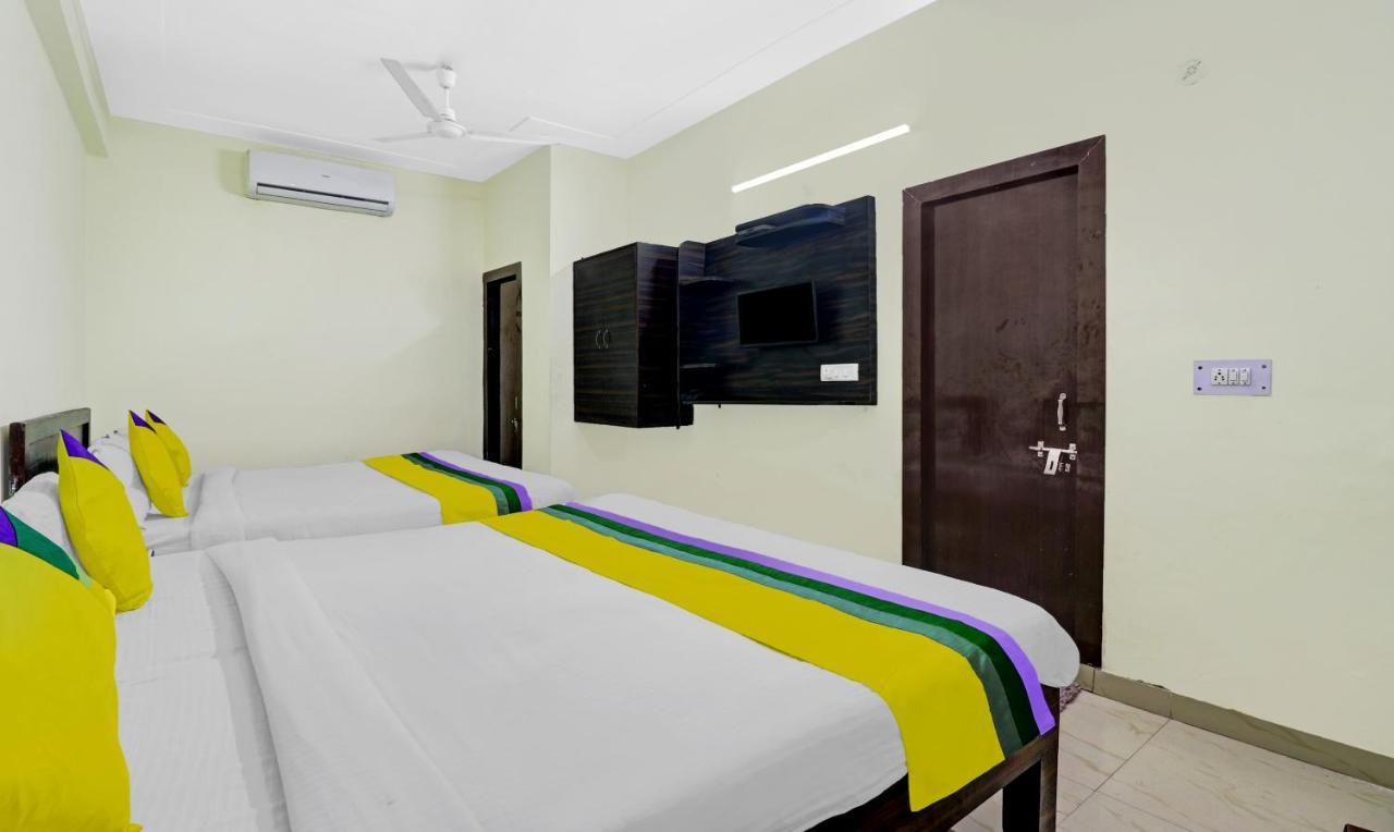 Hotel Pragati Palace Mathura Esterno foto