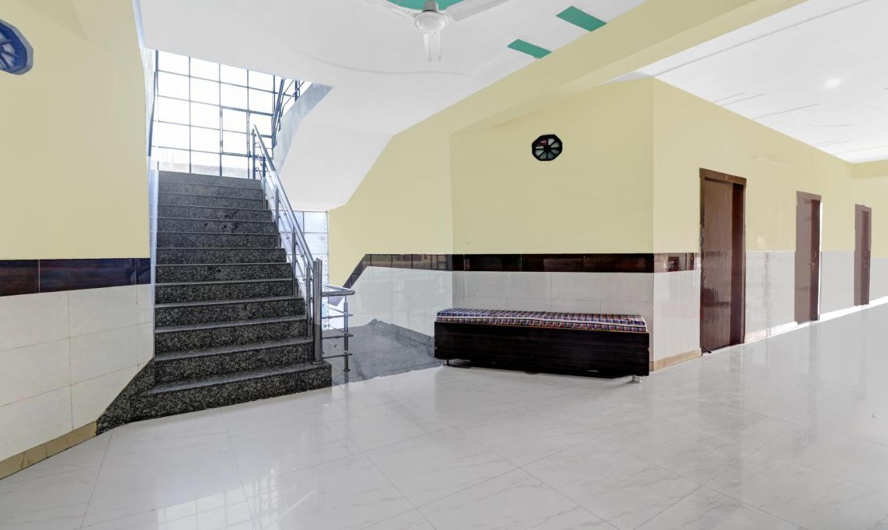 Hotel Pragati Palace Mathura Esterno foto