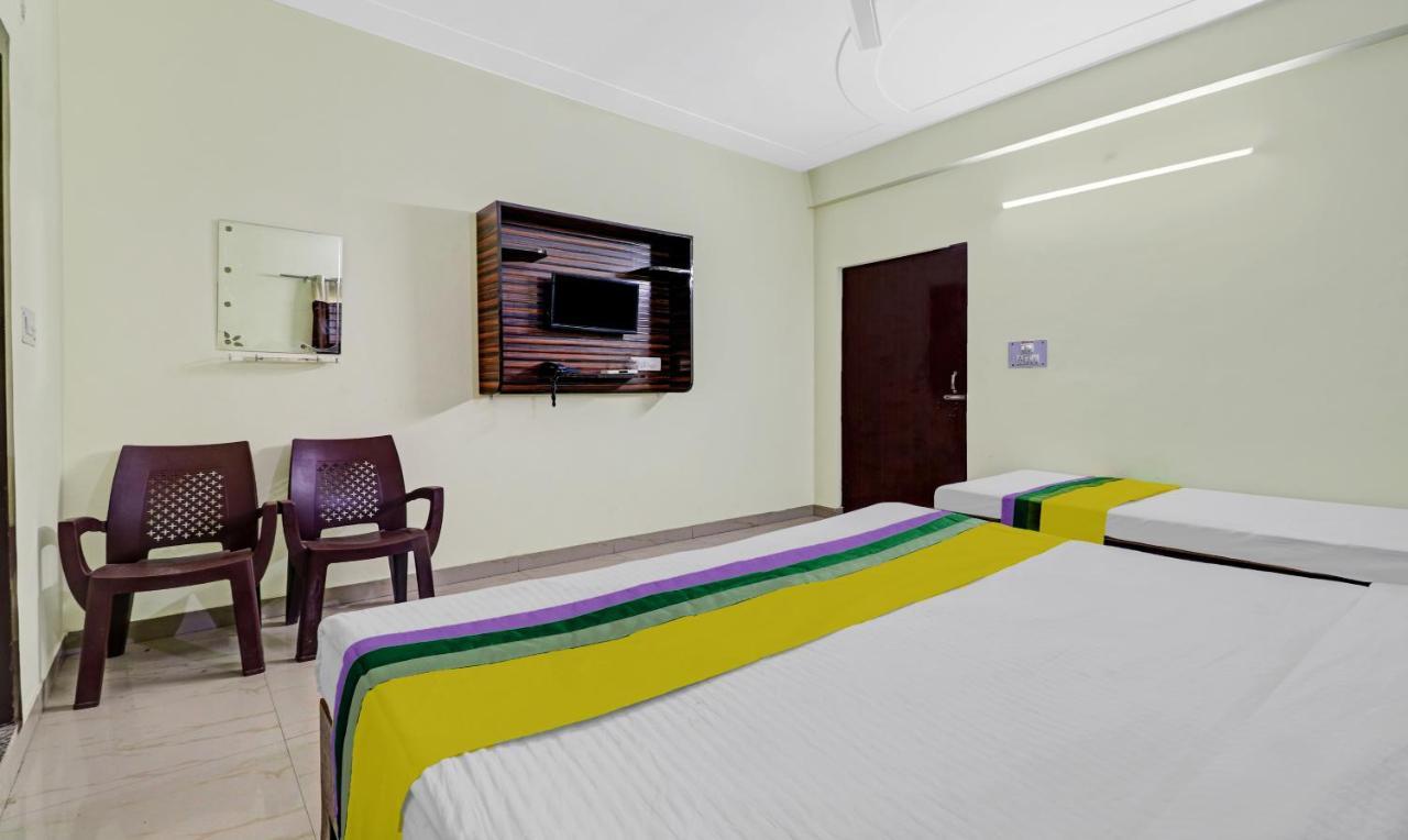 Hotel Pragati Palace Mathura Esterno foto