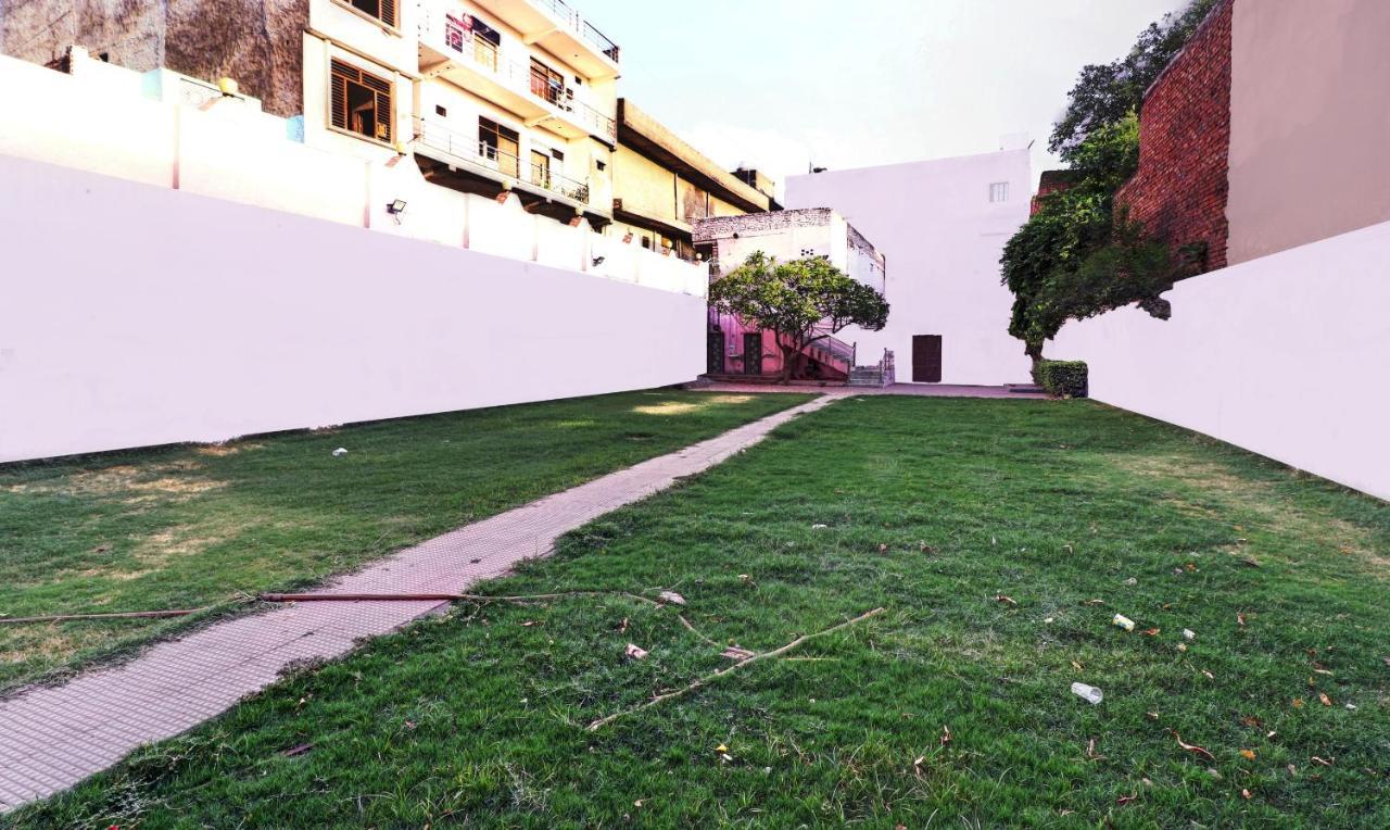 Hotel Pragati Palace Mathura Esterno foto