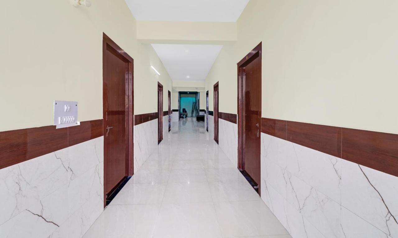 Hotel Pragati Palace Mathura Esterno foto