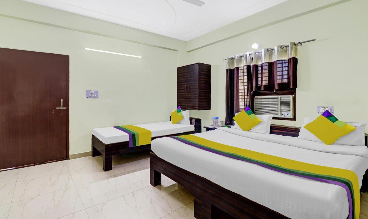 Hotel Pragati Palace Mathura Esterno foto