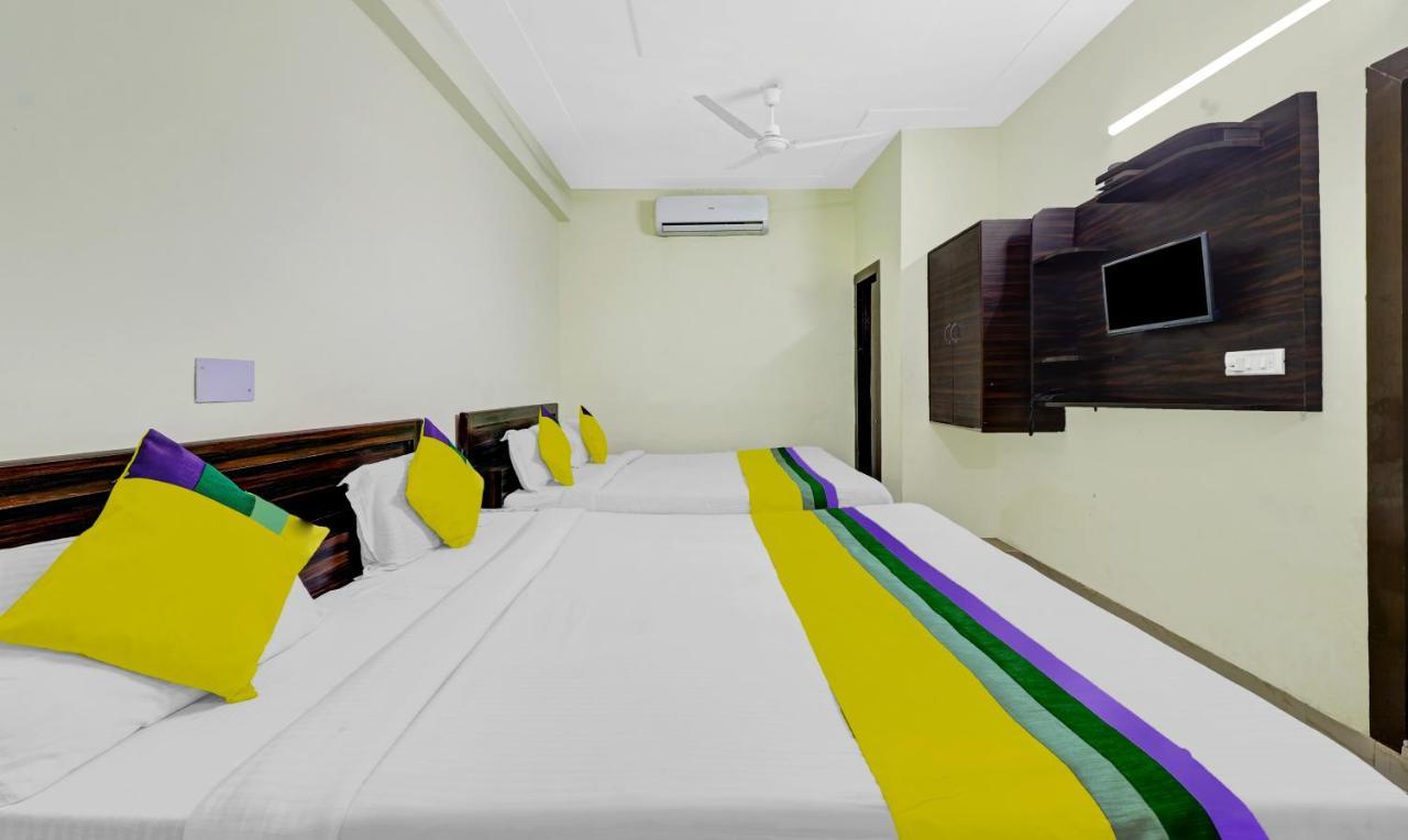 Hotel Pragati Palace Mathura Esterno foto