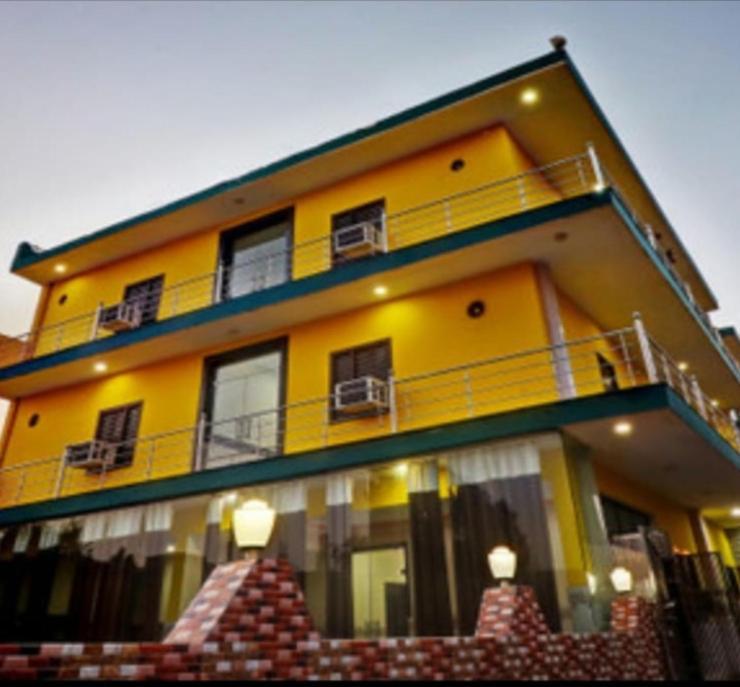 Hotel Pragati Palace Mathura Esterno foto