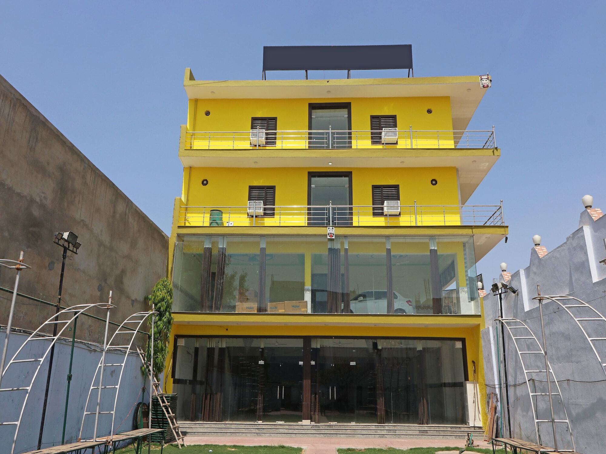 Hotel Pragati Palace Mathura Esterno foto