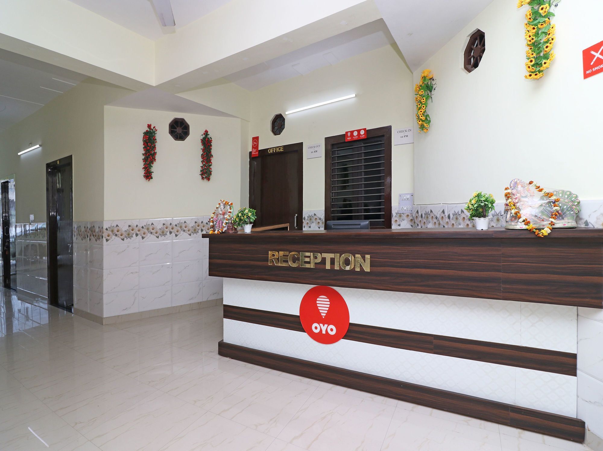 Hotel Pragati Palace Mathura Esterno foto