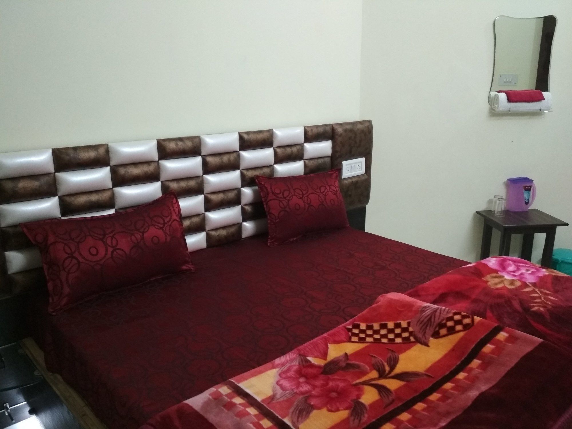 Hotel Pragati Palace Mathura Esterno foto